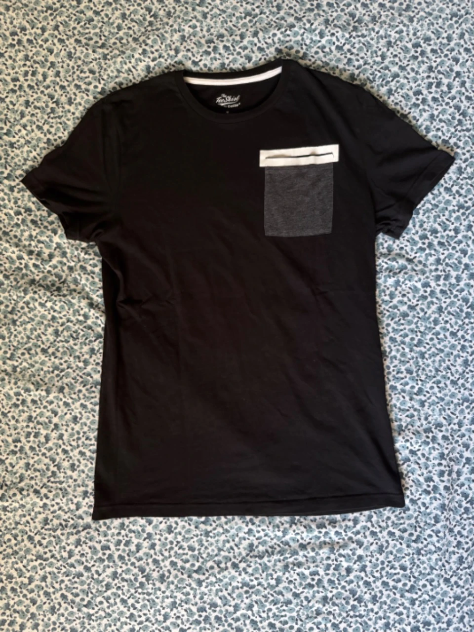 T-shirt noir poche grise